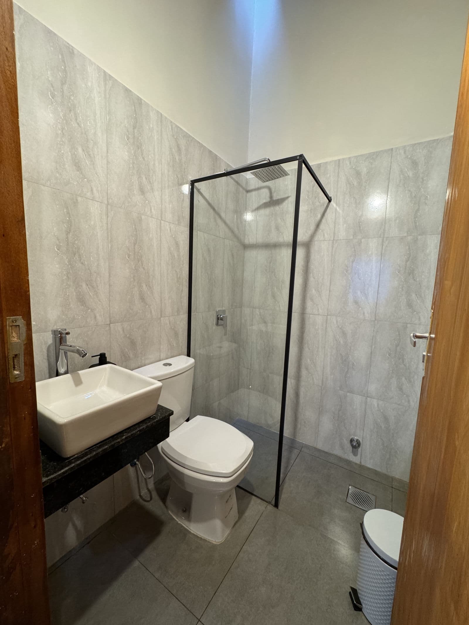 Baño con mampara y mesada de granito