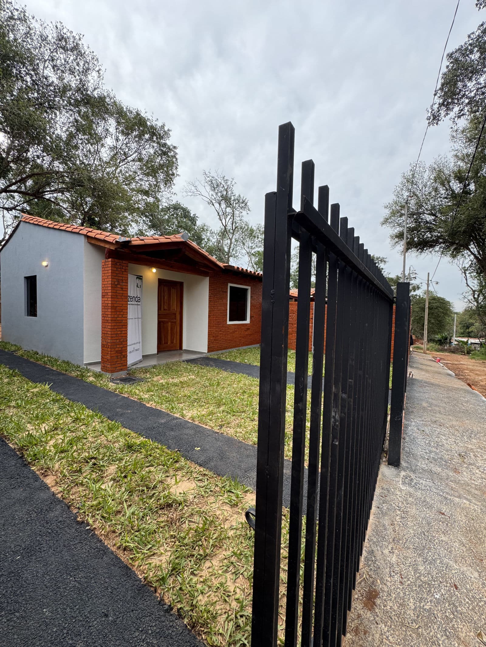 Frente de la casa con reja y terreno propio